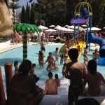 Savia proyecto Roc Costa Park parque acuático piscina con toboganes y zona splash niños y familias jugando