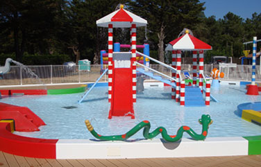 Savia proyectos parque acuático infantil pasarela y toboganes blanco y rojo con serpiente en frente