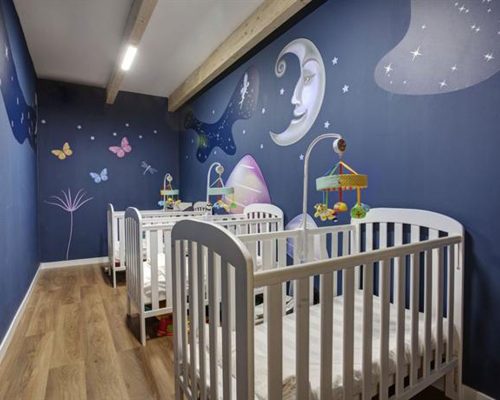 Savia proyectos miniclub infantil cunas blancas lunas y mariposas serigrafiadas en pared