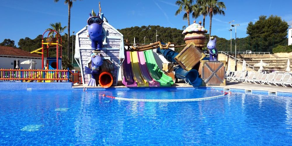 Savia proyectos parque acuático infantil hipopótamos lilas casa toboganes multicolors piscina infantil vista frontal