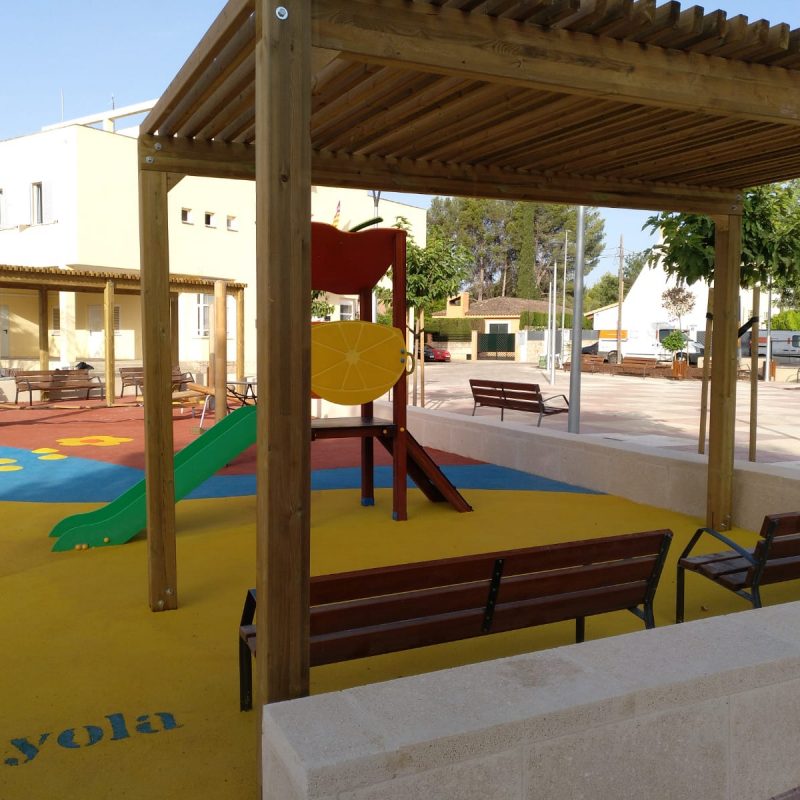 Savia proyectos parque infantil pavimento seguro porche y tobogá Ayto Palmanyola