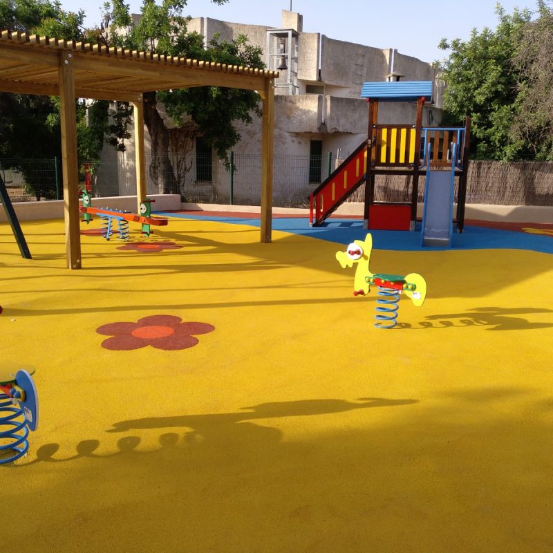 Savia proyectos parque infantil pavimento seguro columpios Ayto Palmanyola porche torre con pasarela balancín