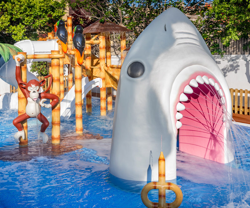 Savia proyectos splash pool tucán monos pasarela tiburón chorros GHT Hotel Balmes