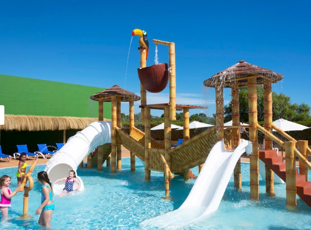 Savia proyectos parque acuático infantil Acuatic-Play_Canarios_Park toboganes blancos pasarela cascada coco tucán hipopótamo elefante palmera piscina