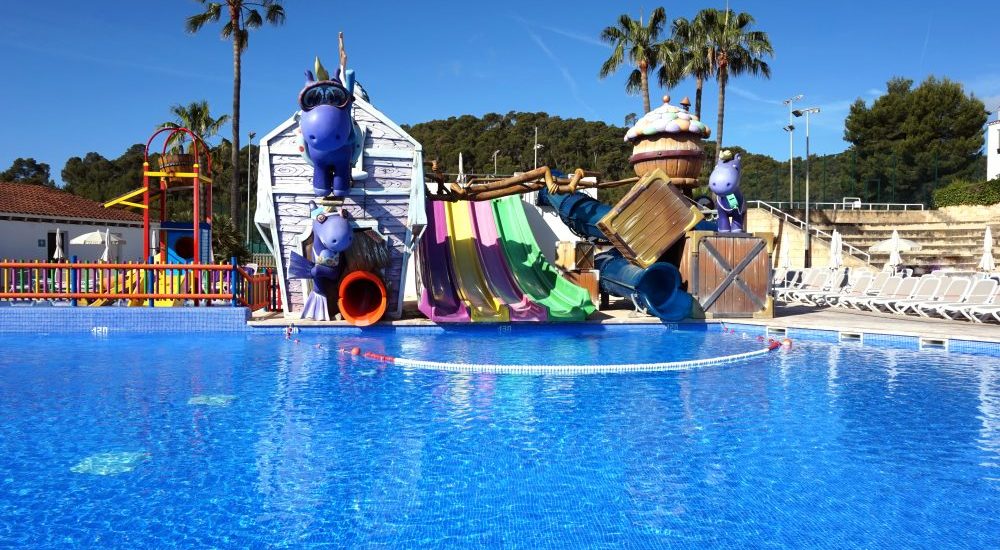 Savia proyectos parque acuático infantil hipopótamos lilas casa toboganes multicolors piscina infantil vista frontal