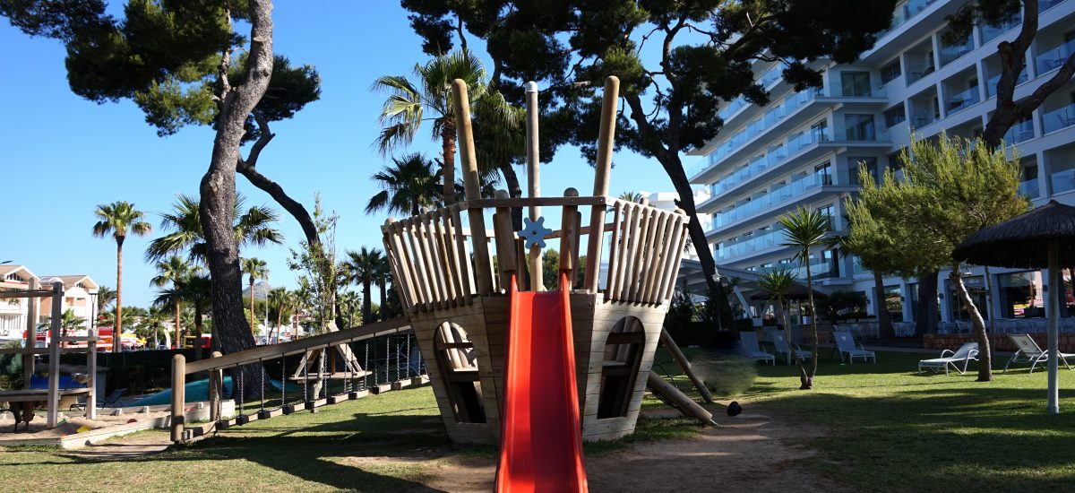 Savia proyectos parque infantil barco madera pasarela tobogán rojo
