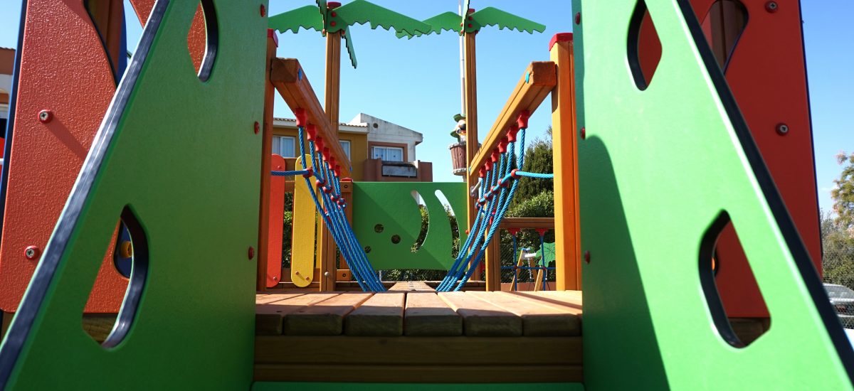 Savia proyectos parque infantil barco madera pasarela tobogán verde