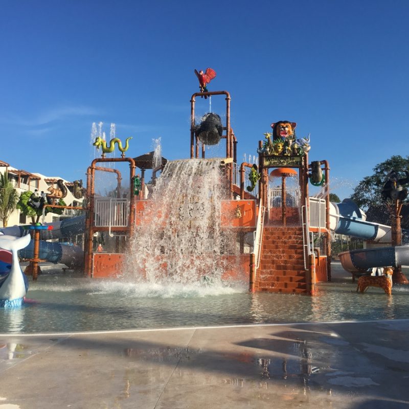 Savia proyectos parque acuático infantil cascada tobogán ballena loro serpiente Hotel Ocean Rivera Paradise