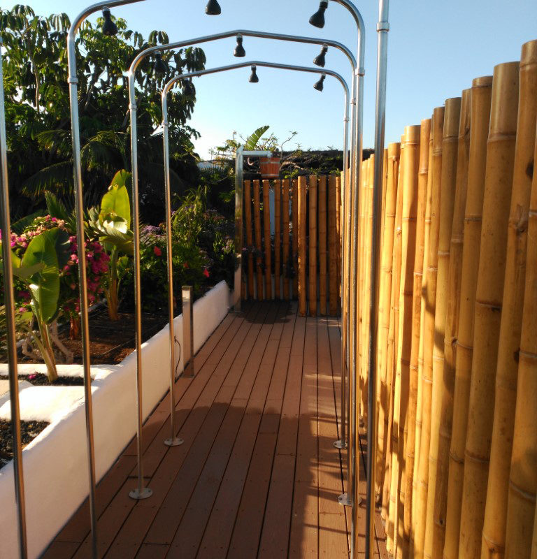 Savia hotel Jardín Tropical duchas láminas madera