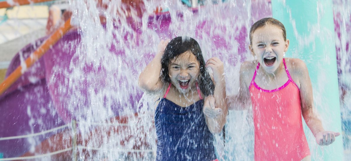 Savia proyectos dos niñas mojándose en una cascada en parque acuático infantil