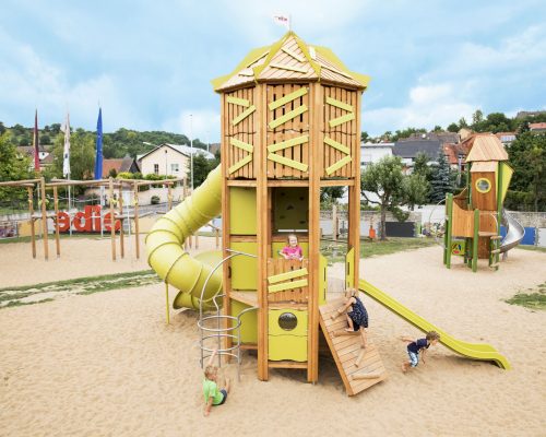 Savia proyectos parques infantiles madera torre tobogán niña