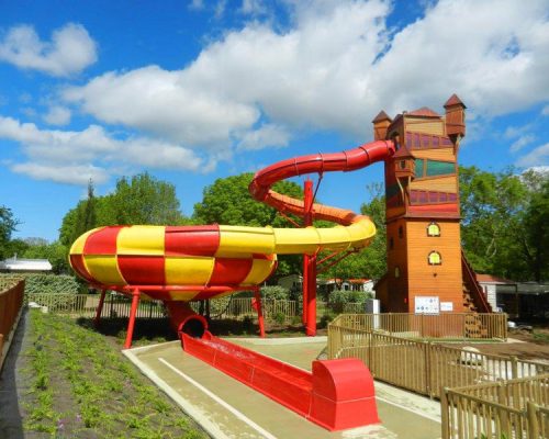 Savia proyectos parque infantil tobogán amarillo rojo torre SPIN BOWL
